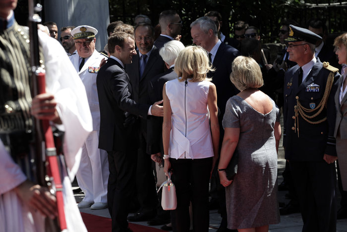 H τρυφερή στιγμή του Εμανουέλ και της Μπριζίτ Μακρόν στην Αθήνα - εικόνα 10