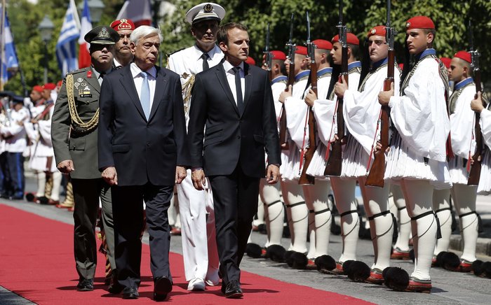 H τρυφερή στιγμή του Εμανουέλ και της Μπριζίτ Μακρόν στην Αθήνα - εικόνα 3