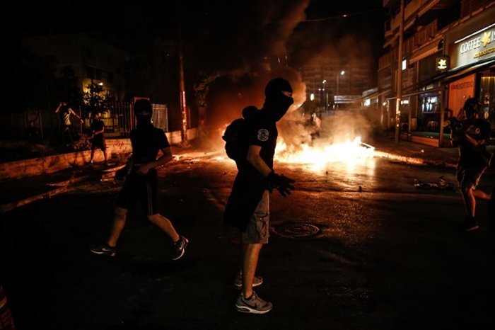 Επεισόδια στην πορεία για τα 4 χρόνια από τη δολοφονία Φύσσα [φωτό] - εικόνα 2