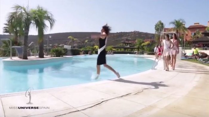 Θέλησε να εντυπωσιάσει στην πασαρέλα και κατέληξε στην πισίνα [Βίντεο] - εικόνα 2