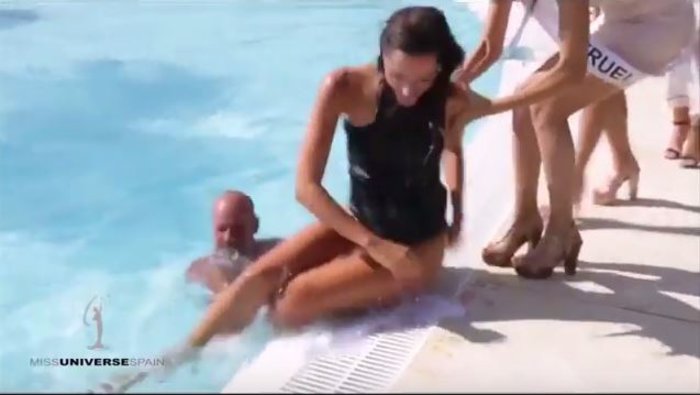 Θέλησε να εντυπωσιάσει στην πασαρέλα και κατέληξε στην πισίνα [Βίντεο] - εικόνα 4