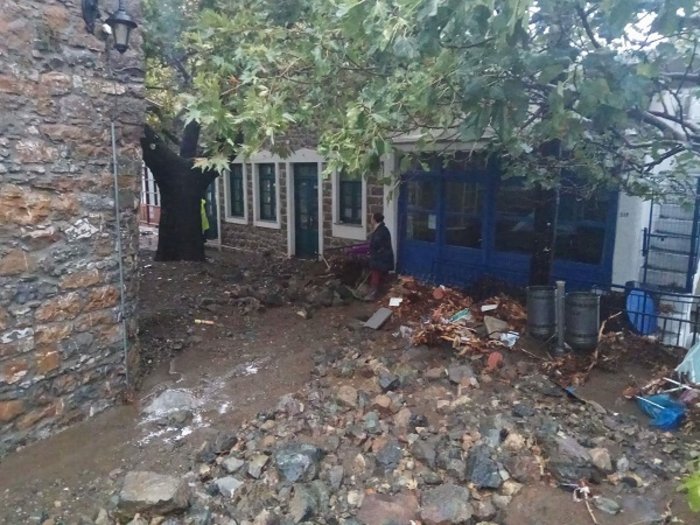 Σε κατάσταση έκτακτης ανάγκης η Σαμοθράκη μετά τη θεομηνία [ΒΙΝΤΕΟ&ΕΙΚΟΝΕΣ] - εικόνα 8