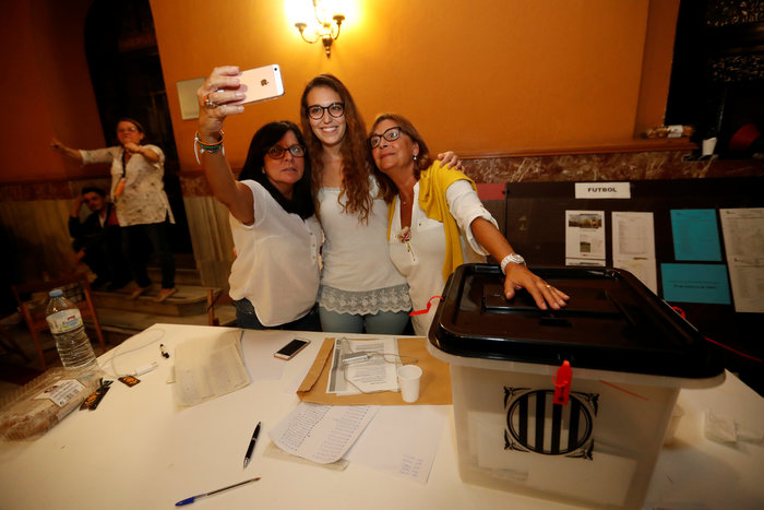Οι κάλπες έκλεισαν, οι Καταλανοί πανηγυρίζουν - εικόνα 2