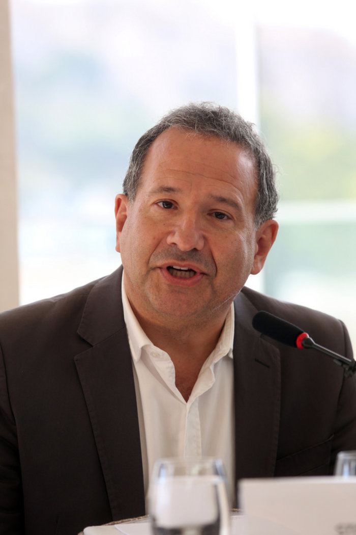 Επίσημο: Ο σκηνοθέτης Σ. Μπερνστάιν  φτιάχνει σχολή κινηματογράφου στη Σύρο