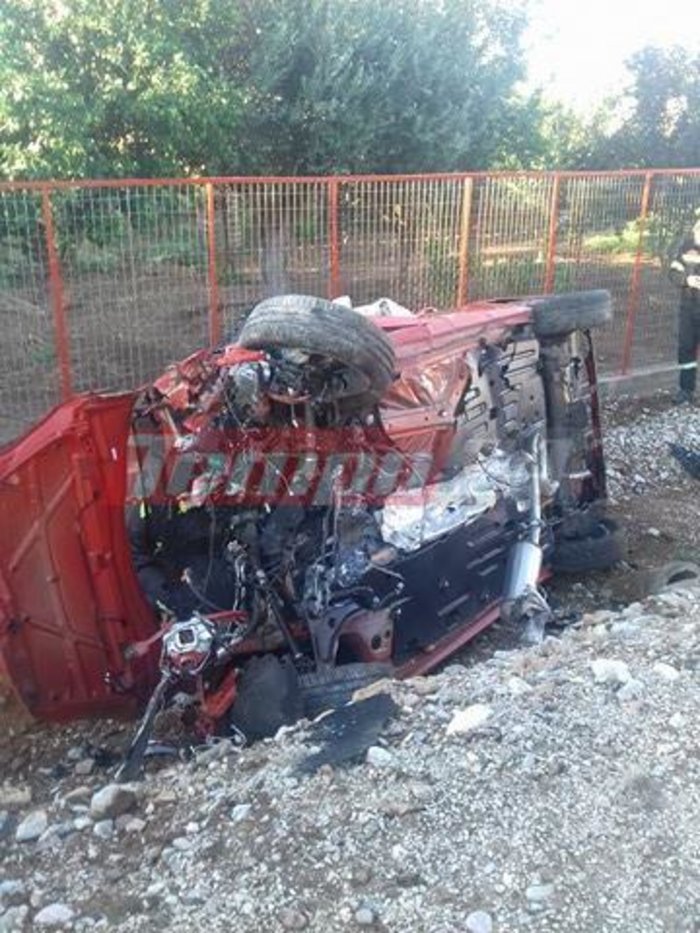 Σοκαριστικό τροχαίο: η μηχανή του ΙΧ προσγειώθηκε σε αυλή σπιτιού φωτό - εικόνα 3