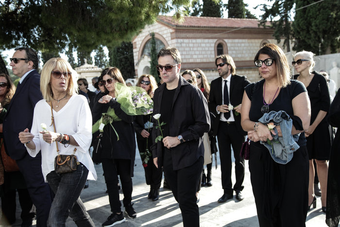 Στιγμιότυπο από το Α΄' Νεκροταφείο. Ο γιος της, Θανάσης Χειμωνάς, κι οι ανιψιές της, Εύη και Μαργαρίτα Δρούτσα.