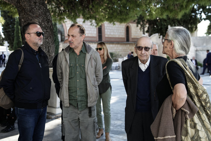 Δεύτερος από δεξιά, ο Μάνος Ελευθερίου