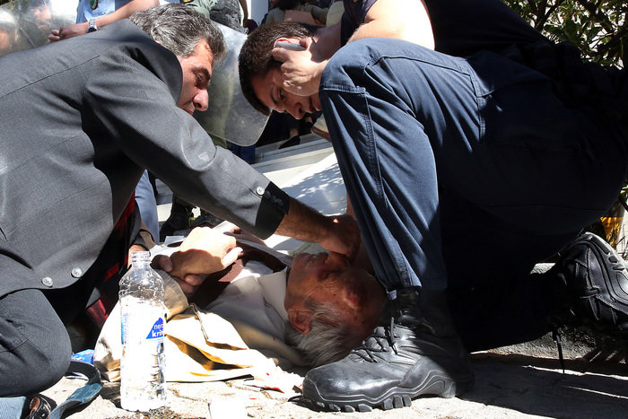'Ανδρας των ΜΑΤ γκρέμισε από σκάλα ηλικιωμένο - φωτό-