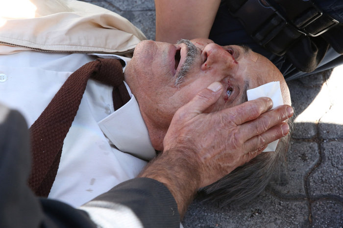 'Ανδρας των ΜΑΤ γκρέμισε από σκάλα ηλικιωμένο - φωτό- - εικόνα 2
