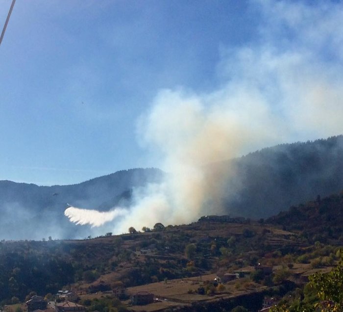 Απειλούνται σπίτια και ξενοδοχεία από τη φωτιά στο Καρπενήσι φωτό- video - εικόνα 5