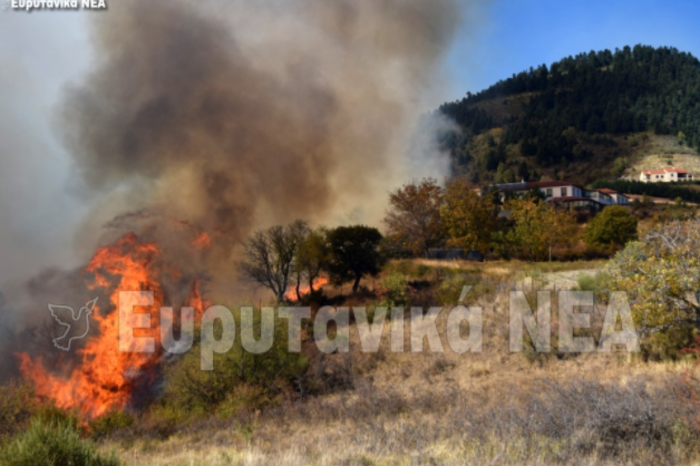 Απειλούνται σπίτια και ξενοδοχεία από τη φωτιά στο Καρπενήσι φωτό- video - εικόνα 2