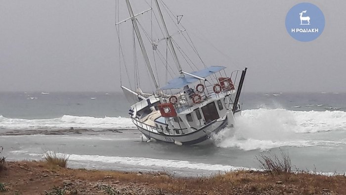 Καράβι βγήκε στη στεριά λόγω κακοκαιρίας στη Ρόδο (ΒΙΝΤΕΟ&ΦΩΤΟ)