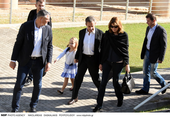 Μπρούνι - Σαρκοζί: Η όμορφη 6χρονη κόρη τους ποζάρει δίπλα στις Καρυάτιδες - εικόνα 5