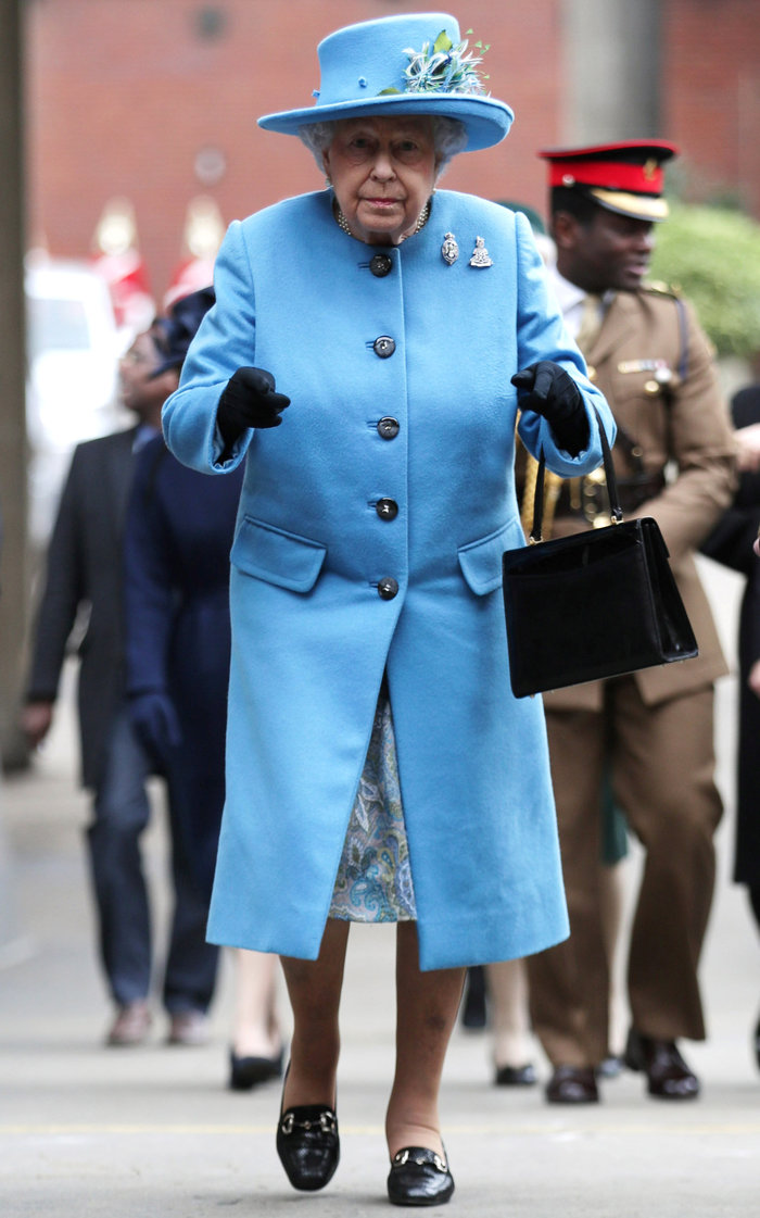 Γιατί η Βασίλισσα Ελισάβετ κουβαλάει μετρητά μόνο μία φορά την εβδομάδα;