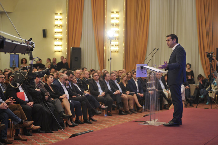 «Απεταξάμην» τις εκλογές με... εξαγγελίες και παροχολογίες