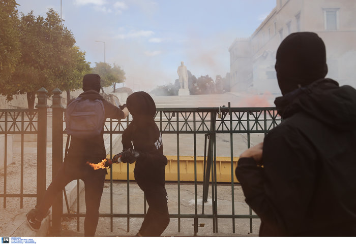 Ένταση στο μαθητικό συλλαλητήριο στο κέντρο της Αθήνας - εικόνα 2