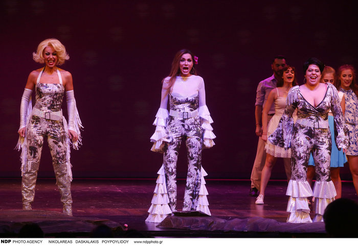 Επική γκάφα: Βράβευσαν τη Βανδή αλλά την φώναξαν στη σκηνή ως Αννα Βίσση