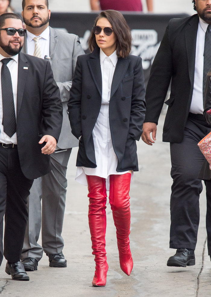 Μίλα Κούνις: Τολμηρό street style με κόκκινες δερμάτινες μπότες 1.160€