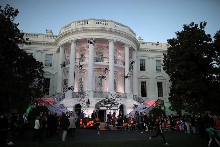 Ο Λευκός Οίκος «έπιασε αράχνες» για το πρώτο Halloween των Τραμπ [Εικόνες]