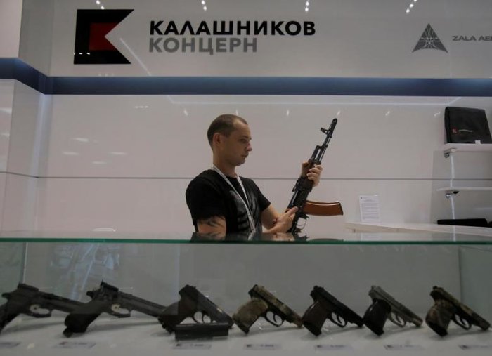 Ο όμιλος «Καλάσνικοφ» προτείνει στους δημοσιογράφους όπλα με έκπτωση
