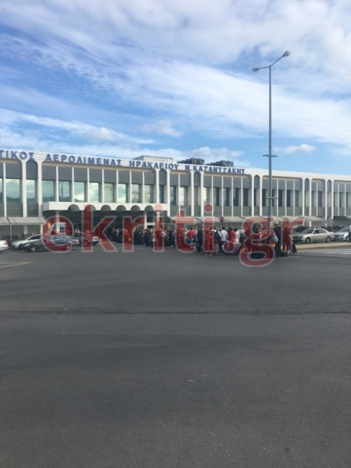 Οι ουρές επιβατών έφτασαν έξω από το αεροδρόμιο Ηρακλείου (φωτογραφίες) - εικόνα 2
