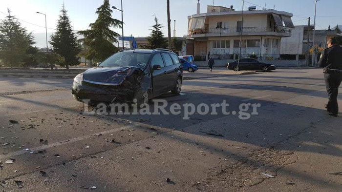 Τροχαίο έξω από σχολείο στη Λαμία - Τραυματίστηκαν δύο μαθήτριες (ΦΩΤΟ)