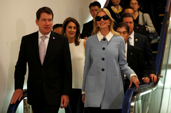 Η Ιβάνκα Τραμπ μόλις προσγειώθηκε στο Τόκιο με απίθανο φλατ παπούτσι