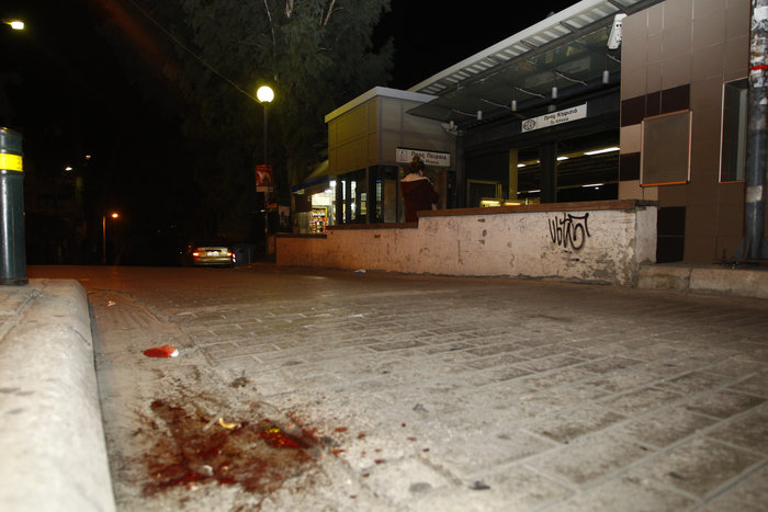 Γυαλιά καρφιά στα Πευκάκια από τις συμπλοκές οπαδών Μίλαν-ΑΕΚ [ΕΙΚΟΝΕΣ] - εικόνα 2