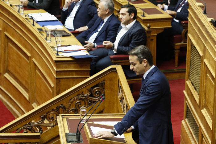 Σκληρή κόντρα Τσίπρα - Μητσοτάκη στη Βουλή με προσωπικές επιθέσεις