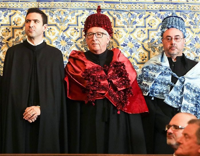 Ο Γιούνκερ ντύθηκε... πορτοκαλί σε εκδήλωση στην Πορτογαλία