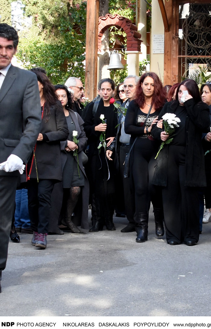 Ο καλλιτεχνικός κόσμος είπε το τελευταίο αντίο στον Βασίλη Μαυρομάτη - εικόνα 3