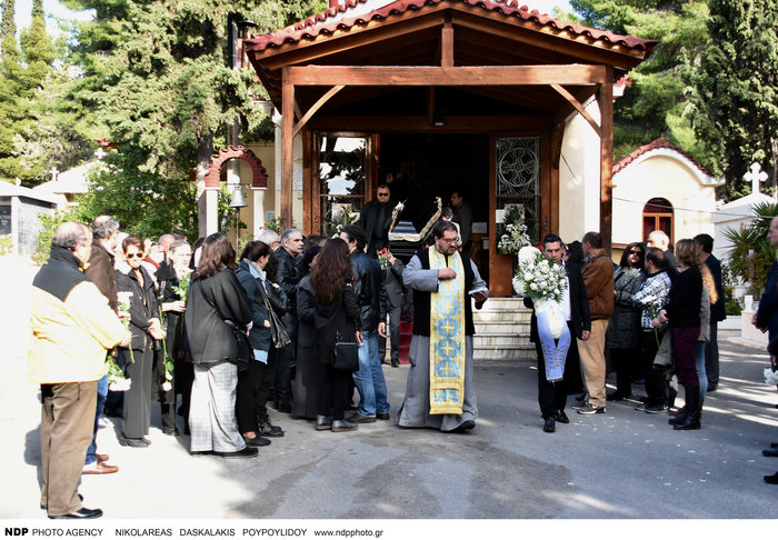 Ο καλλιτεχνικός κόσμος είπε το τελευταίο αντίο στον Βασίλη Μαυρομάτη - εικόνα 6