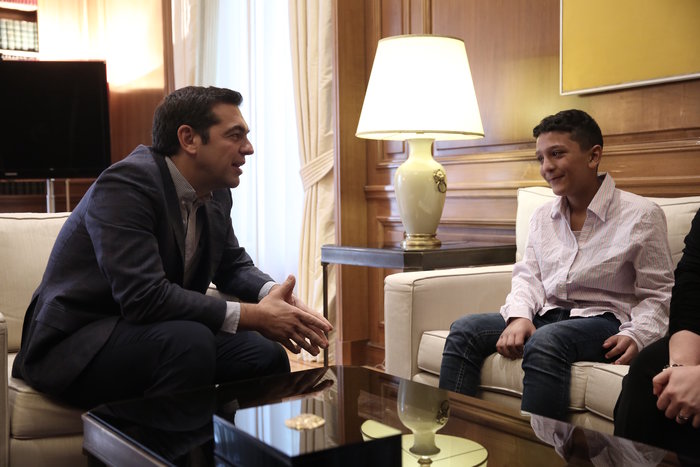 Μια ελληνική σημαία, το συμβολικό δώρο του Αλέξη Τσίπρα στον μικρό Αμίρ
