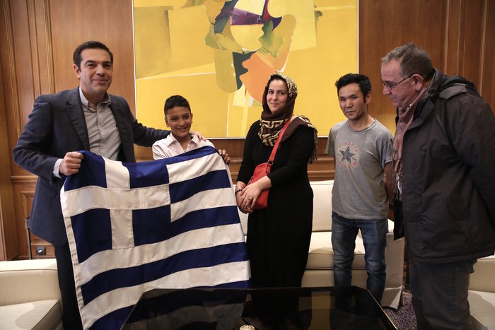 Μια ελληνική σημαία, το συμβολικό δώρο του Αλέξη Τσίπρα στον μικρό Αμίρ - εικόνα 3