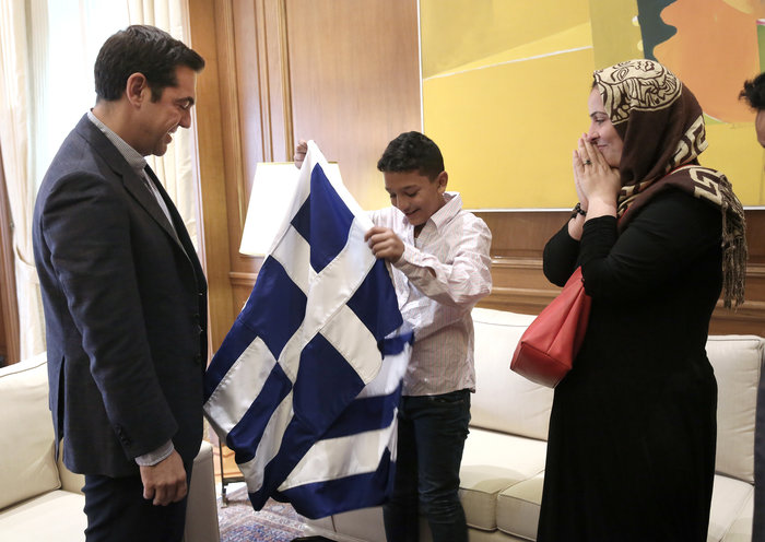 Μια ελληνική σημαία, το συμβολικό δώρο του Αλέξη Τσίπρα στον μικρό Αμίρ - εικόνα 2