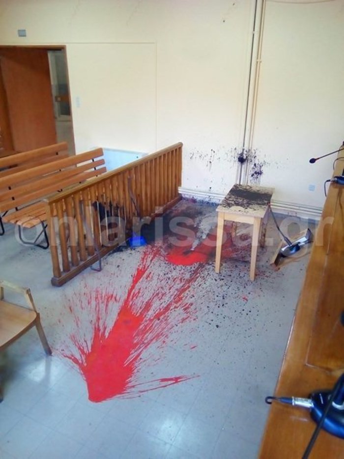 Γυαλιά καρφιά το Δικαστικό Μέγαρο Λάρισας από τον Ρουβίκωνα [φωτό] - εικόνα 2