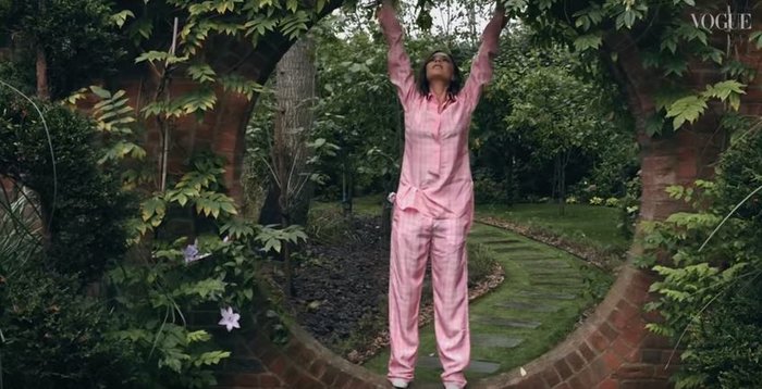 Η Βικτόρια Μπέκαμ φωτογραφήθηκε με τις πιτζάμες  στο παιδικό της δωμάτιο - εικόνα 2