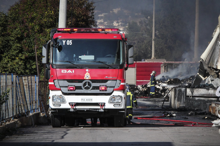 Ενας τραυματίας από την φωτιά σε αποθήκη χάρτου στο Μενίδι - εικόνα 6