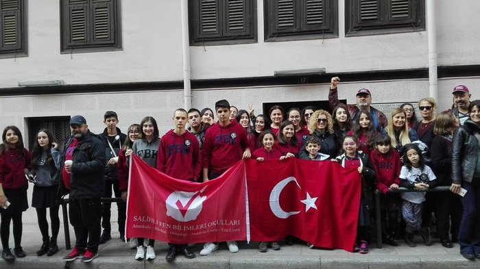 Κοσμοσυρροή στο τουρκικό προξενείο για την επέτειο θανάτου του Κεμάλ (ΦΩΤΟ)