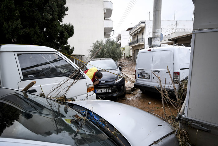 Ν. Πέραμος: H θάλασσα έγινε στεριά από τα μπάζα και τη λάσπη - εικόνα 9