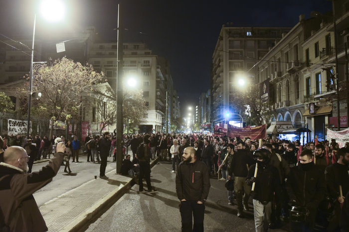 Πορεία μελών ΑΝΤΑΡΣΥΑ στο Πολυτεχνείο -Με πανό και συνθήματα - εικόνα 2