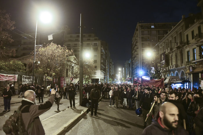 Πορεία μελών ΑΝΤΑΡΣΥΑ στο Πολυτεχνείο -Με πανό και συνθήματα - εικόνα 3