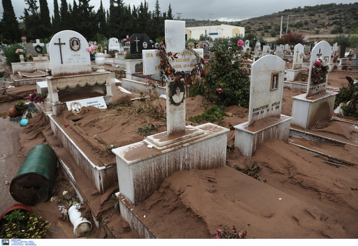 Εικόνες σοκ στο νεκροταφείο της Μάνδρας: Άνοιξαν τα μνήματα [φωτο] - εικόνα 3