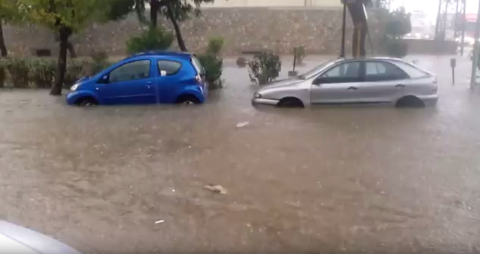 Χείμαρροι στους δρόμους της Αθήνας, βούλιαξαν ΙΧ στο Κερατσίνι