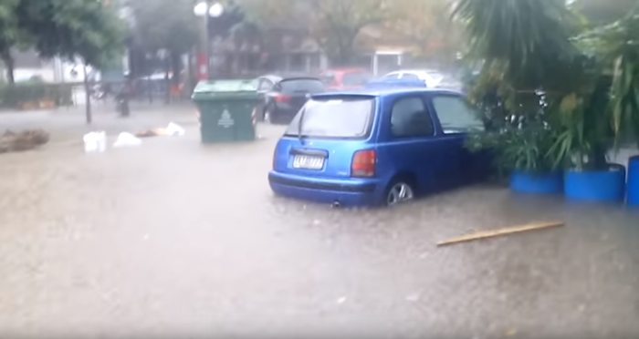 Χείμαρροι στους δρόμους της Αθήνας, βούλιαξαν ΙΧ στο Κερατσίνι - εικόνα 2