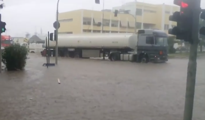 Χείμαρροι στους δρόμους της Αθήνας, βούλιαξαν ΙΧ στο Κερατσίνι - εικόνα 3