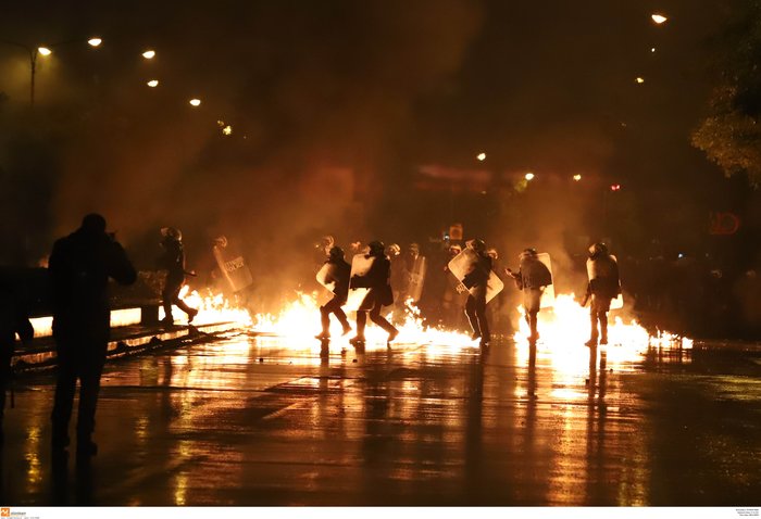 Βροχή από μολότοφ & φωτιές σε Θεσσαλονίκη &  Πάτρα Video