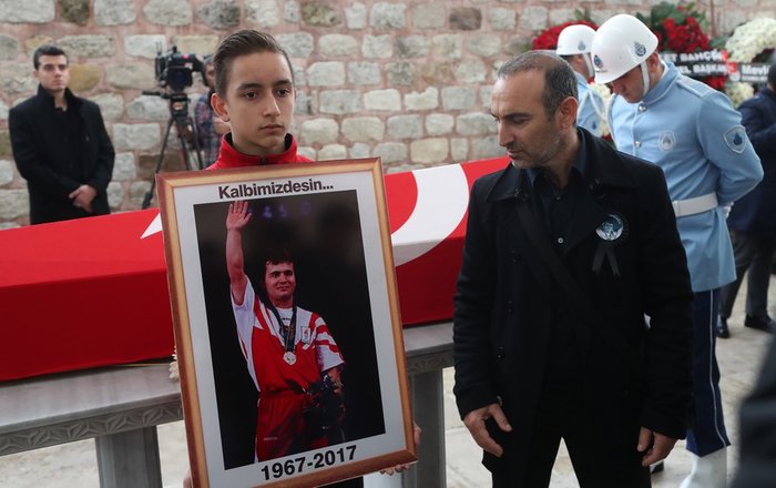 Κηδεία Σουλεϊμάνογλου: Ο Λεωνίδης υποκλίθηκε στον φίλο και αντίπαλό του