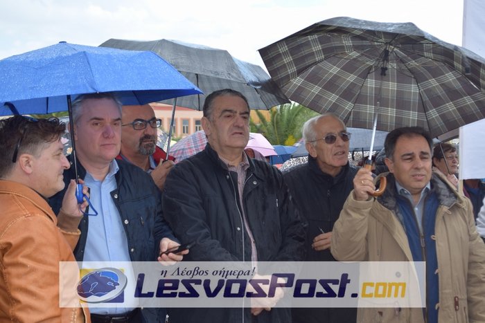 Βγήκαν στον δρόμο για το προσφυγικό στη Λέσβο (Εικόνες και Βίντεο) - εικόνα 2