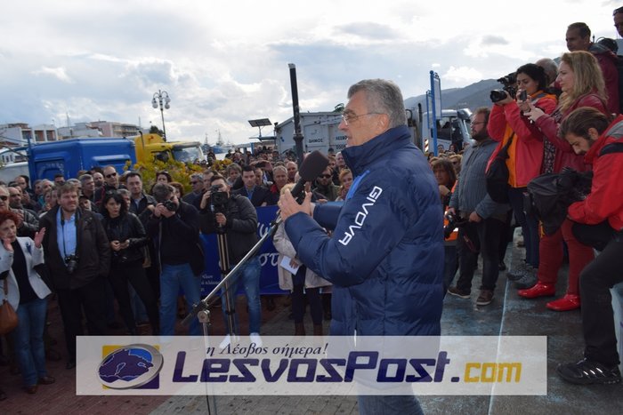 Βγήκαν στον δρόμο για το προσφυγικό στη Λέσβο (Εικόνες και Βίντεο) - εικόνα 3